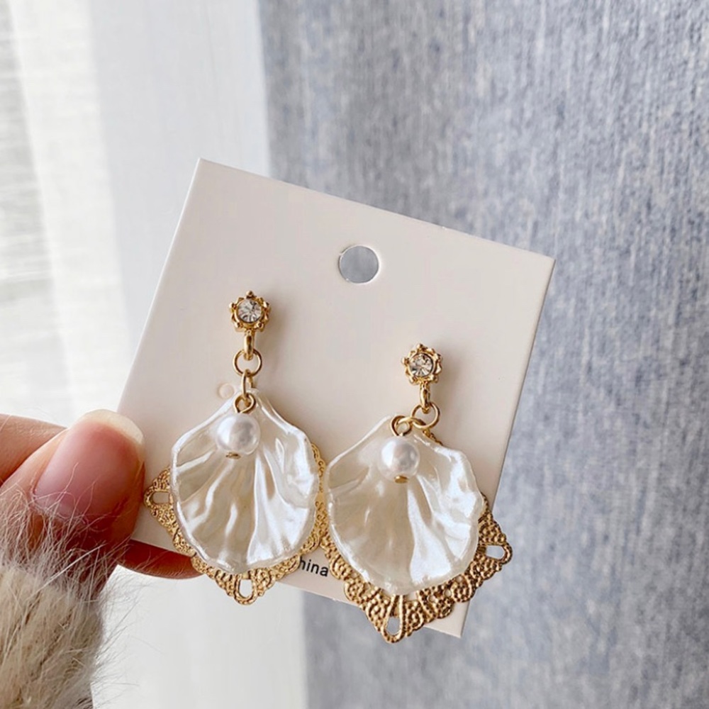 Shell Pearl Rhinestone Stud Earrings - Picture 3 of 6